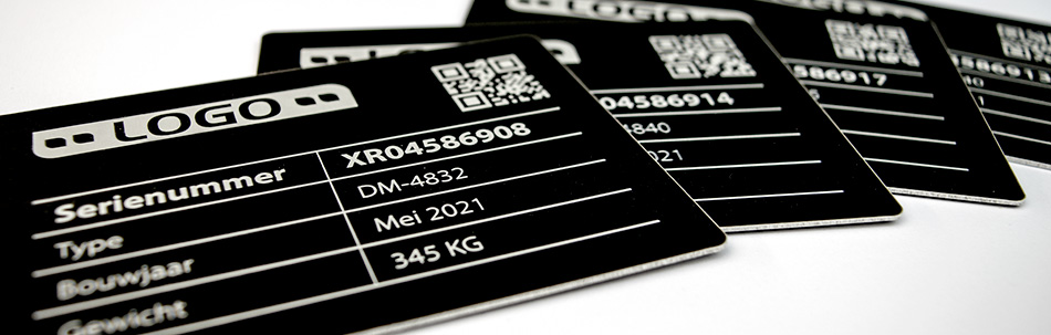 Aluminium typeplaatjes met wisselende lasergravure