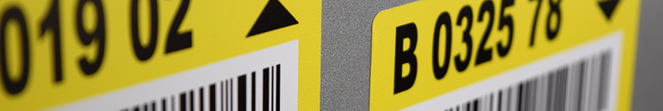 Magazijnstickers met barcode op de ligger van een stelling